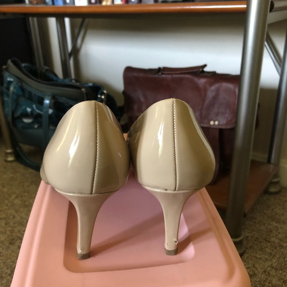 9.5 W Classic Nude Patent Leather Pump - Picture 3 of 4
